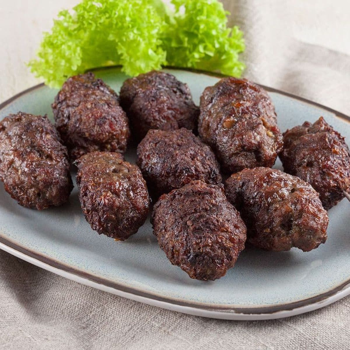 Roemeense gegrilde gehaktbroodjes