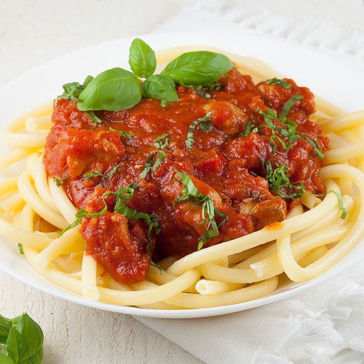 Pittige kippendijen tomaten pasta