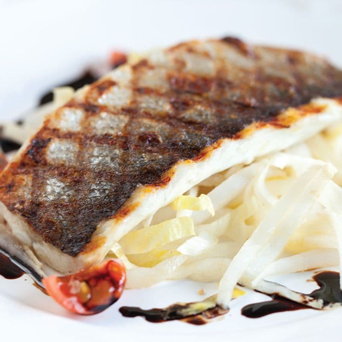 Zeebaars met witlof en balsamico