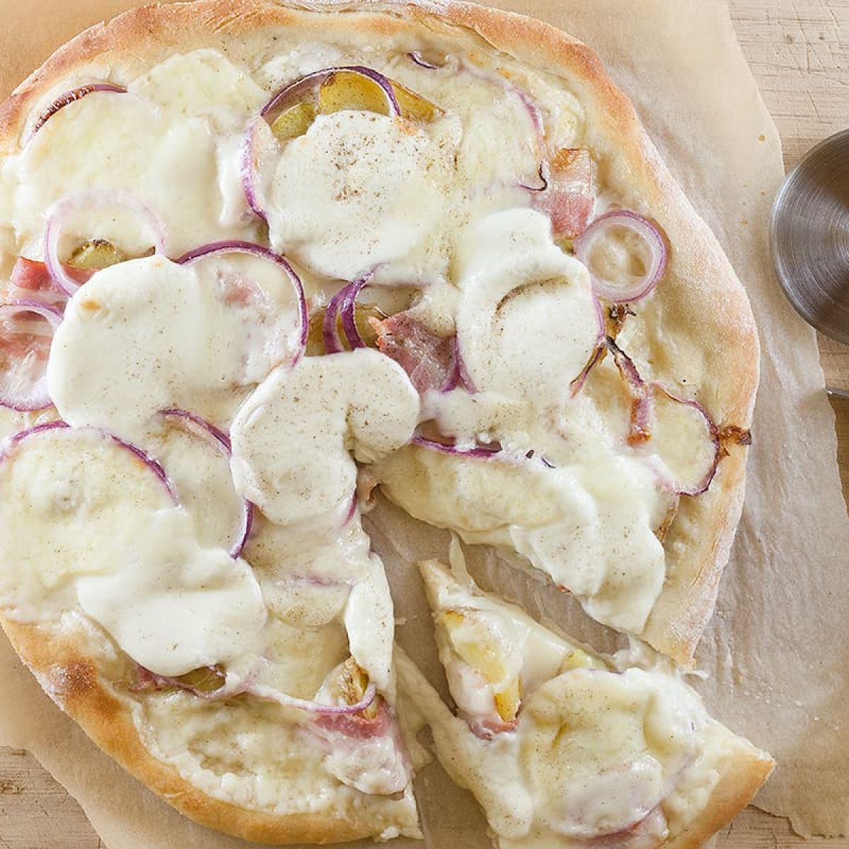 Raclette pizza met lekker veel smeltkaas