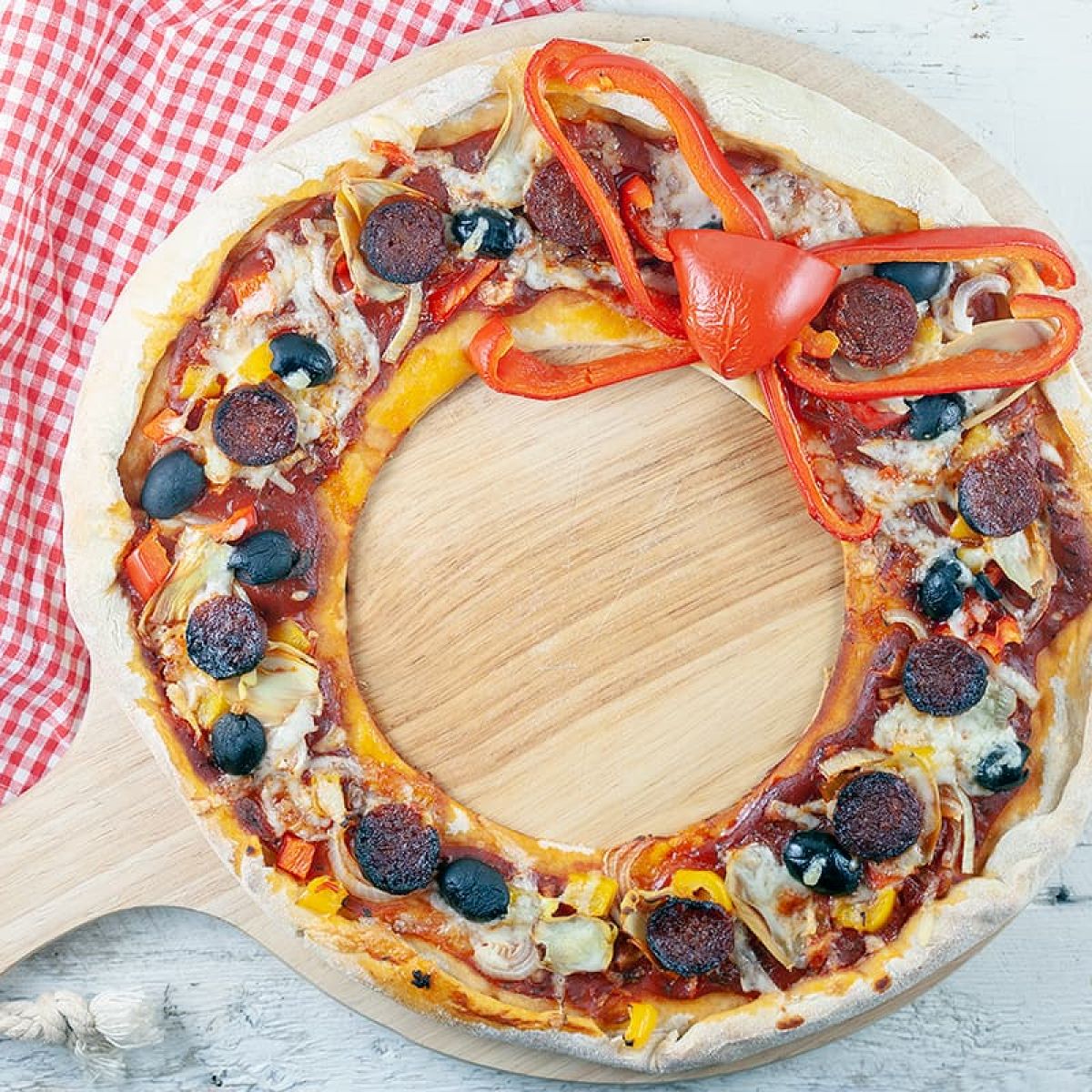 Kerstkrans pizza met chorizo en 3 kleuren paprika