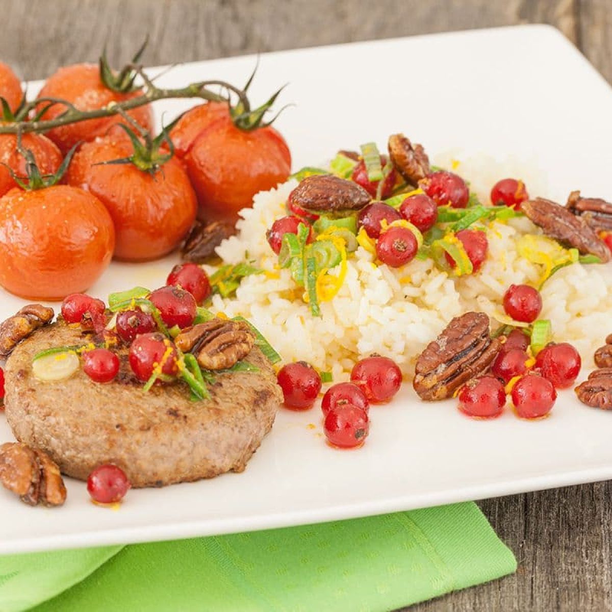 Gekarameliseerde pecannoten rijst met ovengebakken tomaten