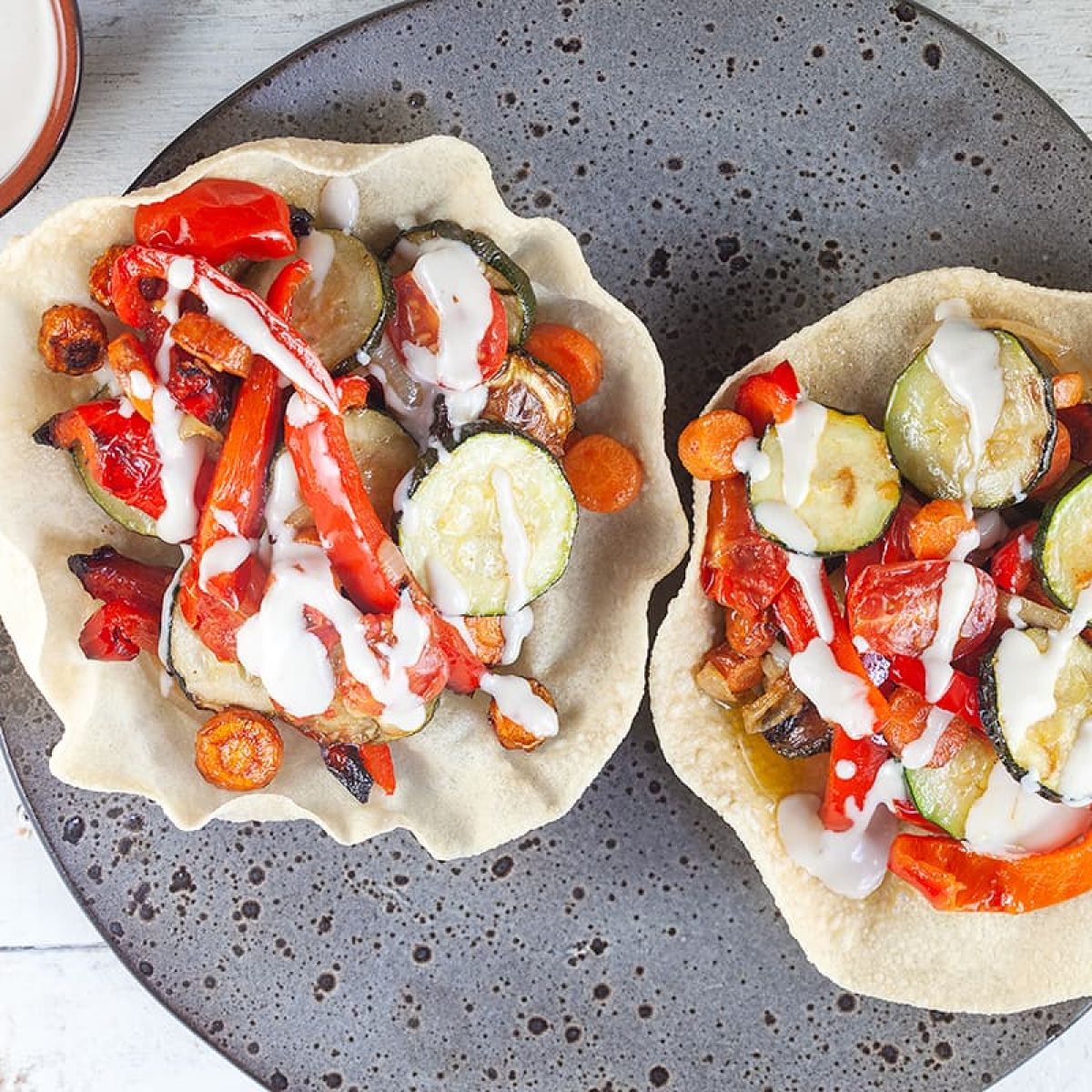 Papadums met geroosterde groenten en tahinisaus