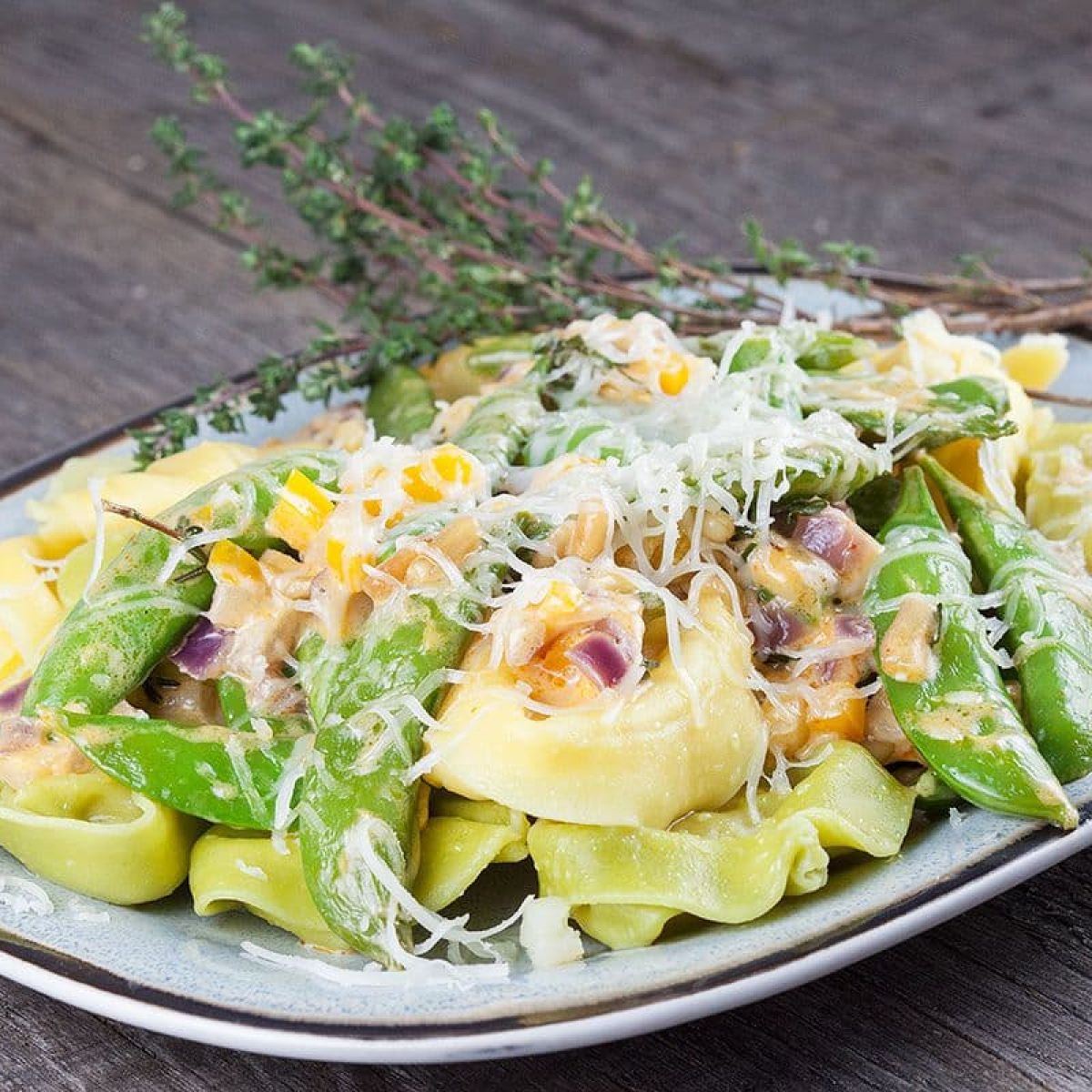 Twee kleuren tortellini met manchego en peultjes