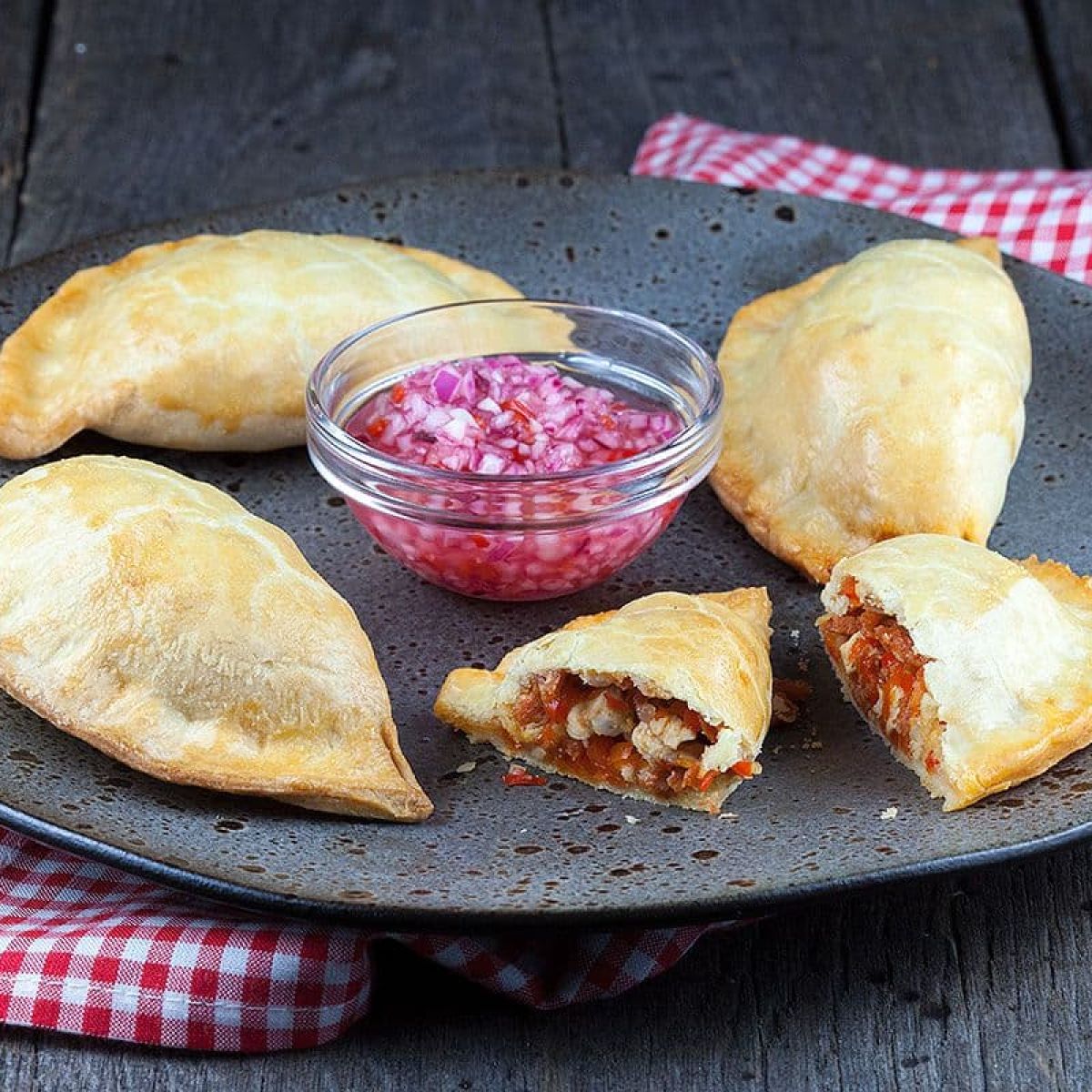 Empanadas met kip en chorizo - met een rode uien salsa