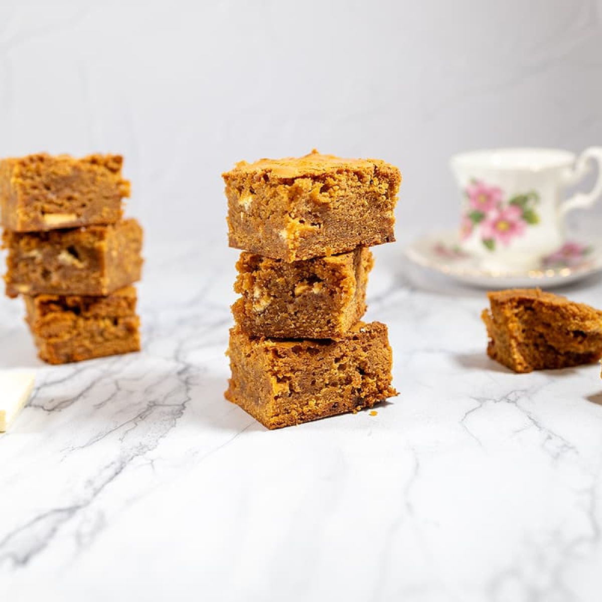 Blondies met amaretto en witte chocolade