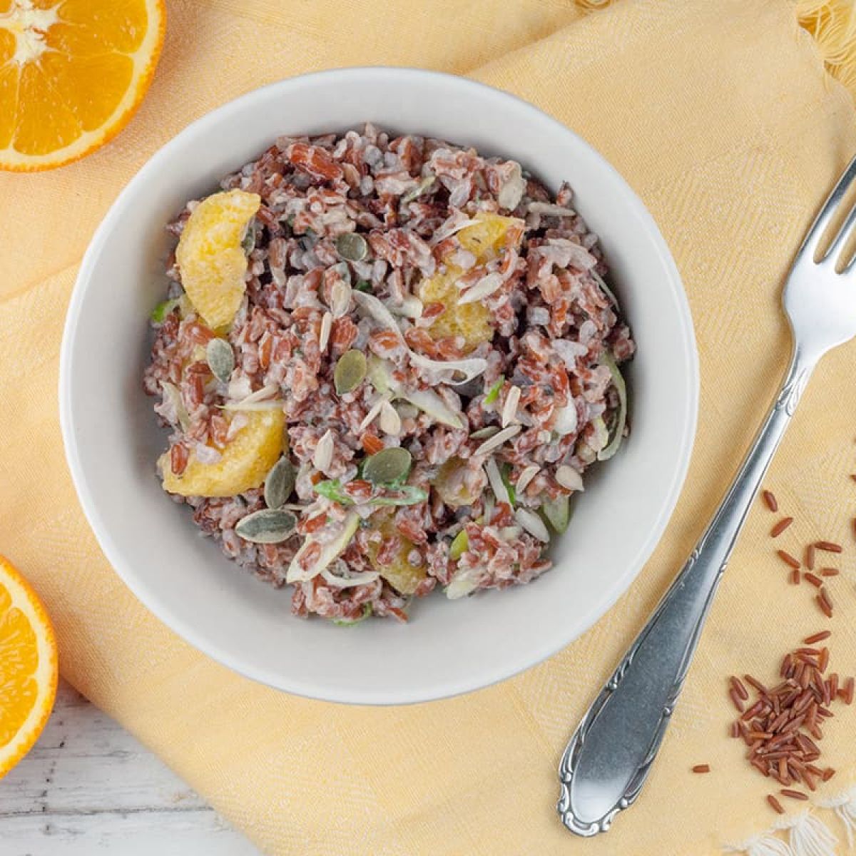 Rode rijstsalade met sinaasappel