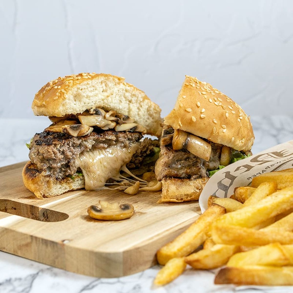 Zelf burgers gevuld met kaas maken