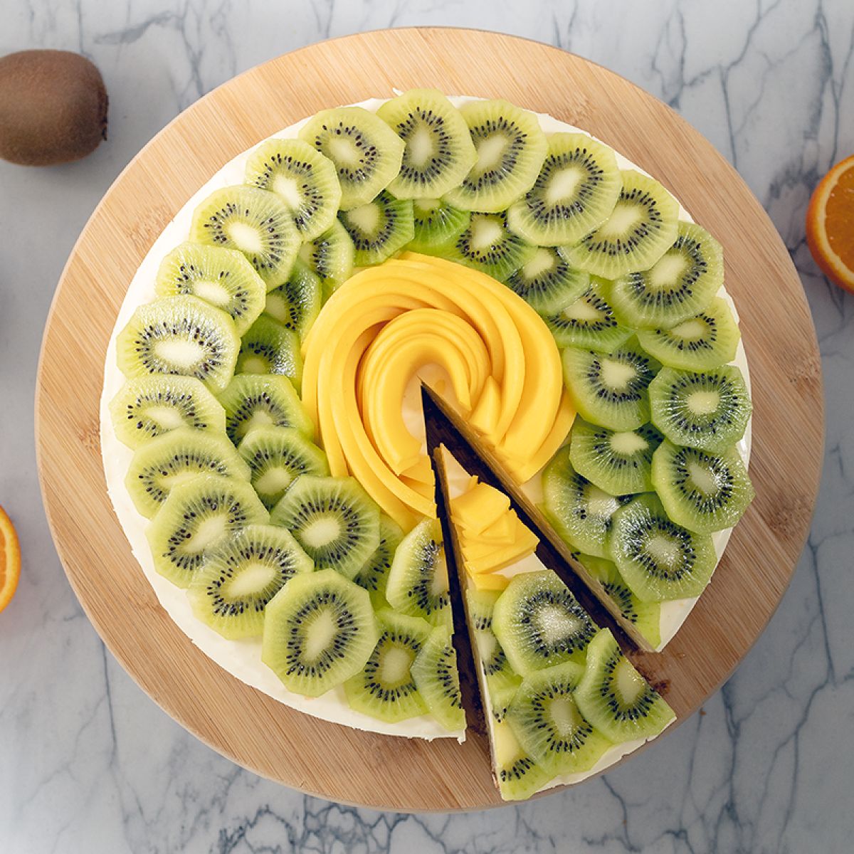 Tropische cheesecake met mango en kiwi