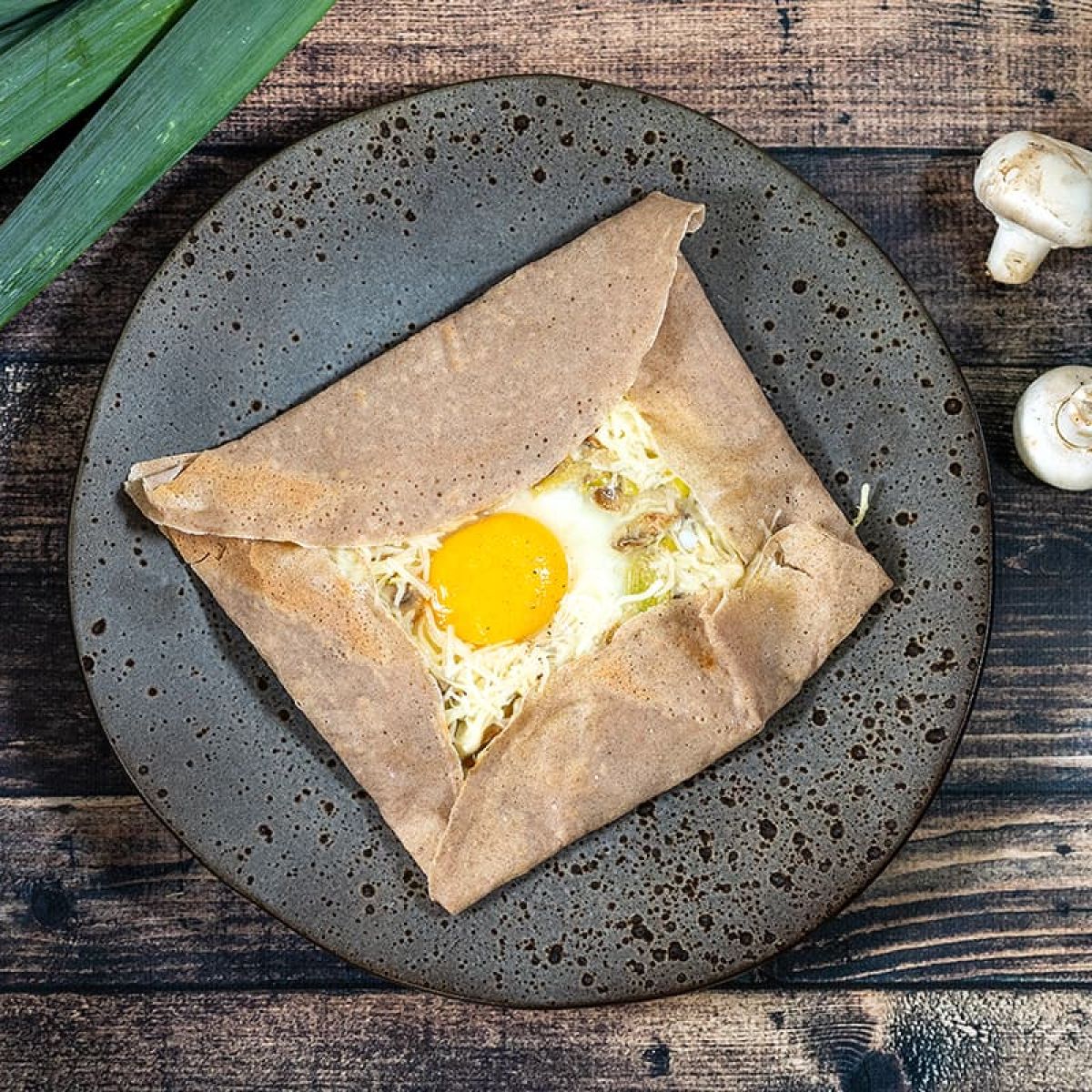 Franse galette Bretonne met champignons en prei - een heerlijke hartige crêpe
