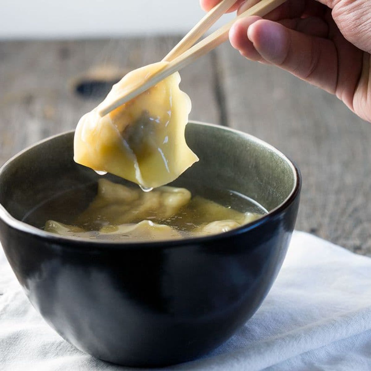 Wontons in kruidige kippenbouillon