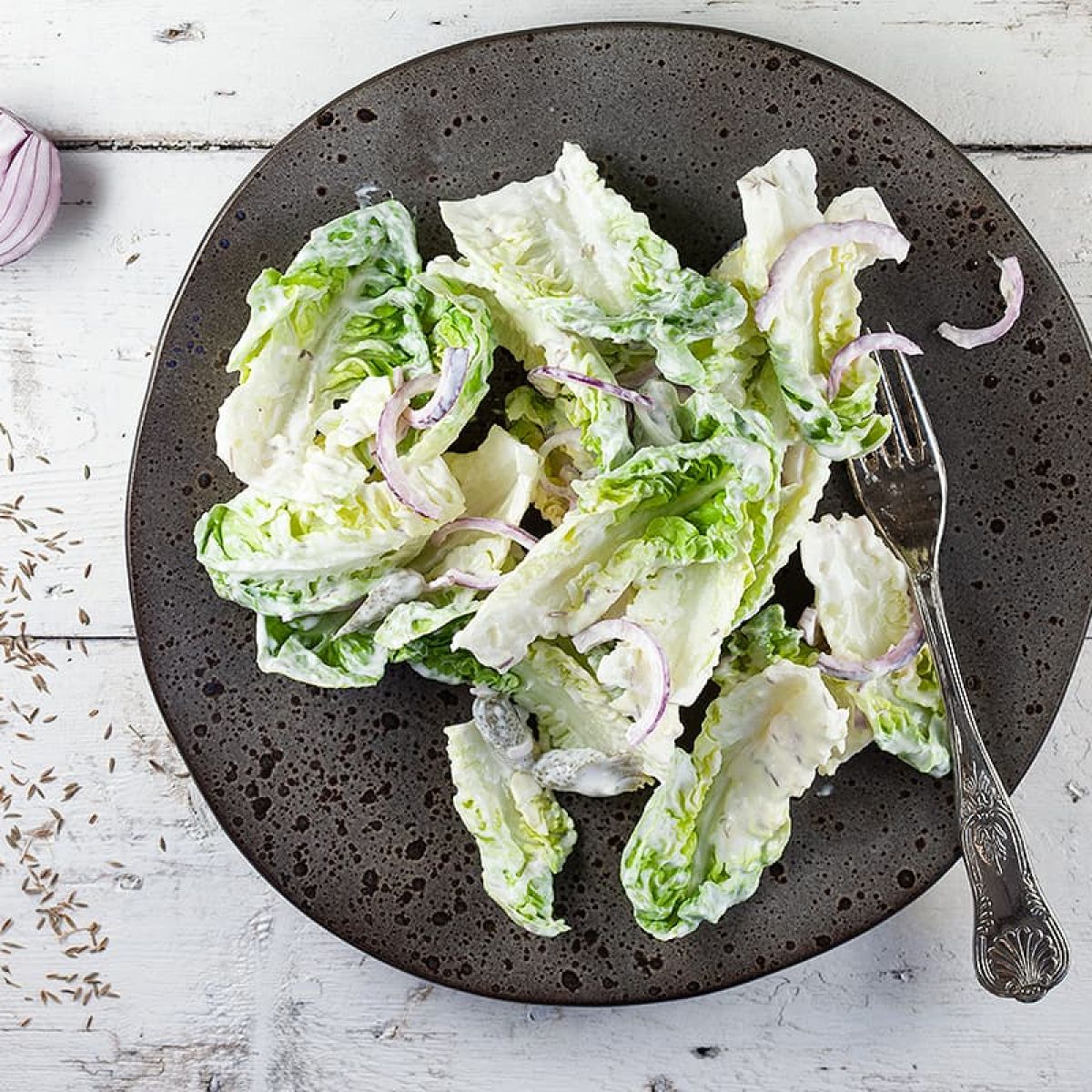 Salade met crème fraîche en komijn