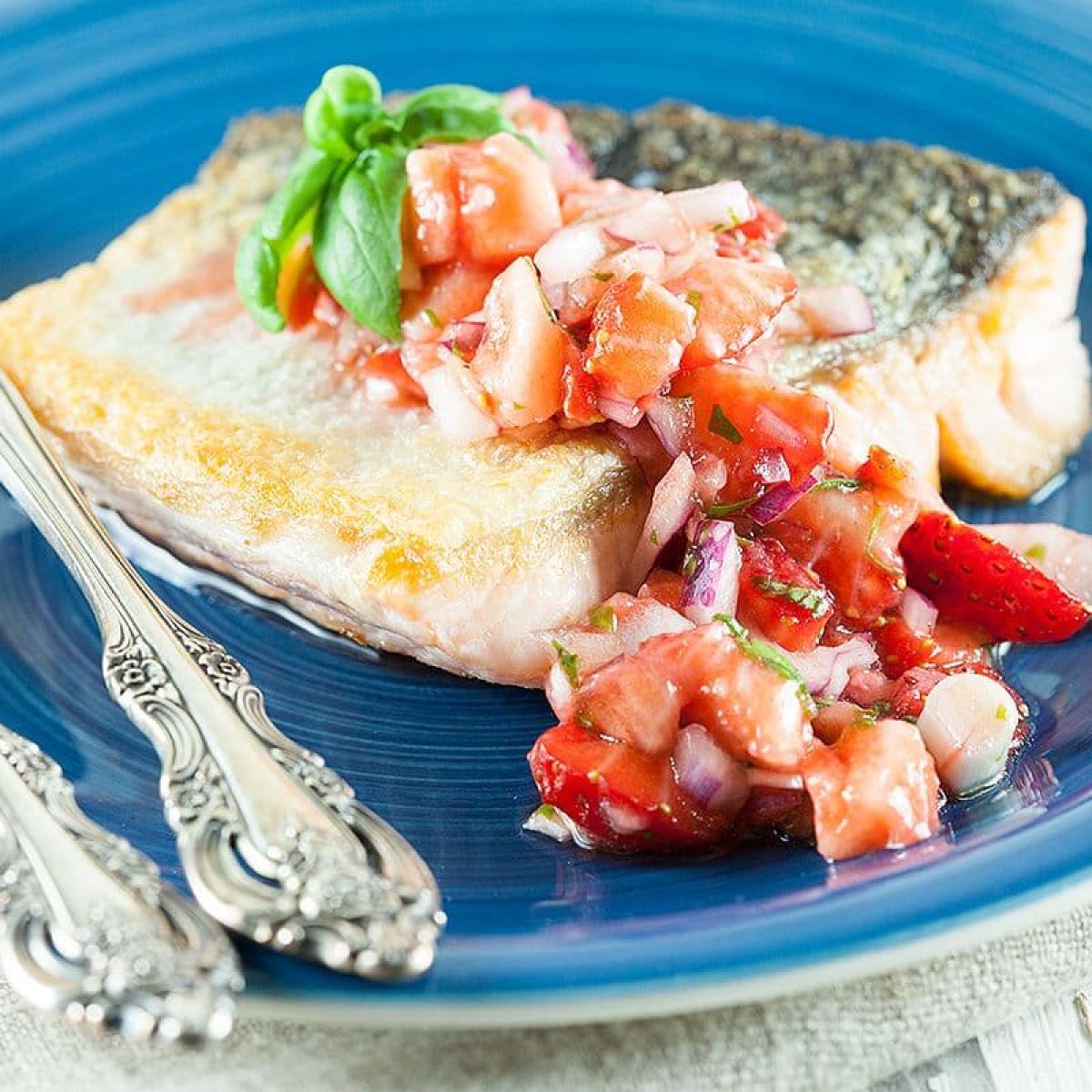 Gebakken zalm met aardbeiensalsa