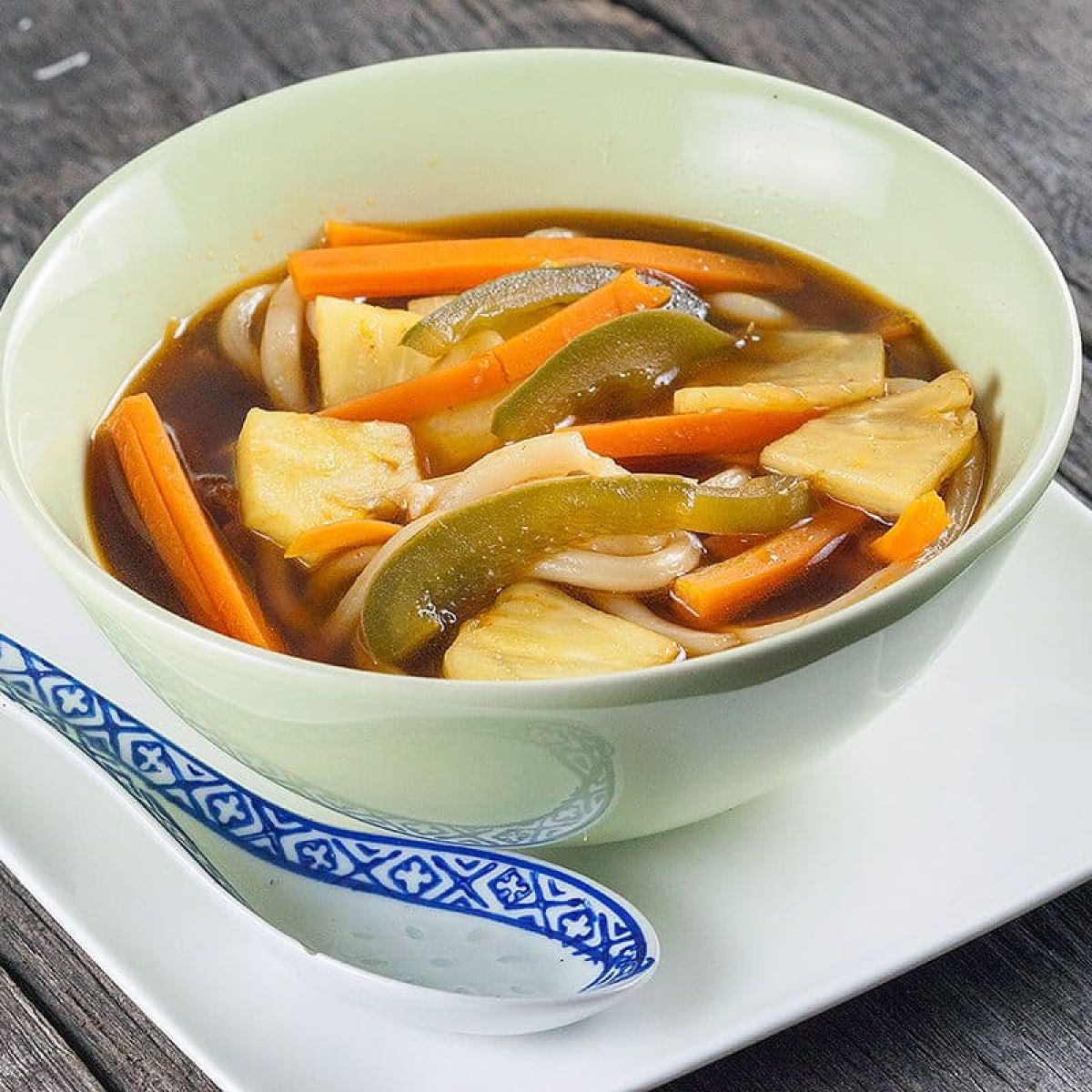 Japanse udon noedelsoep met ananas