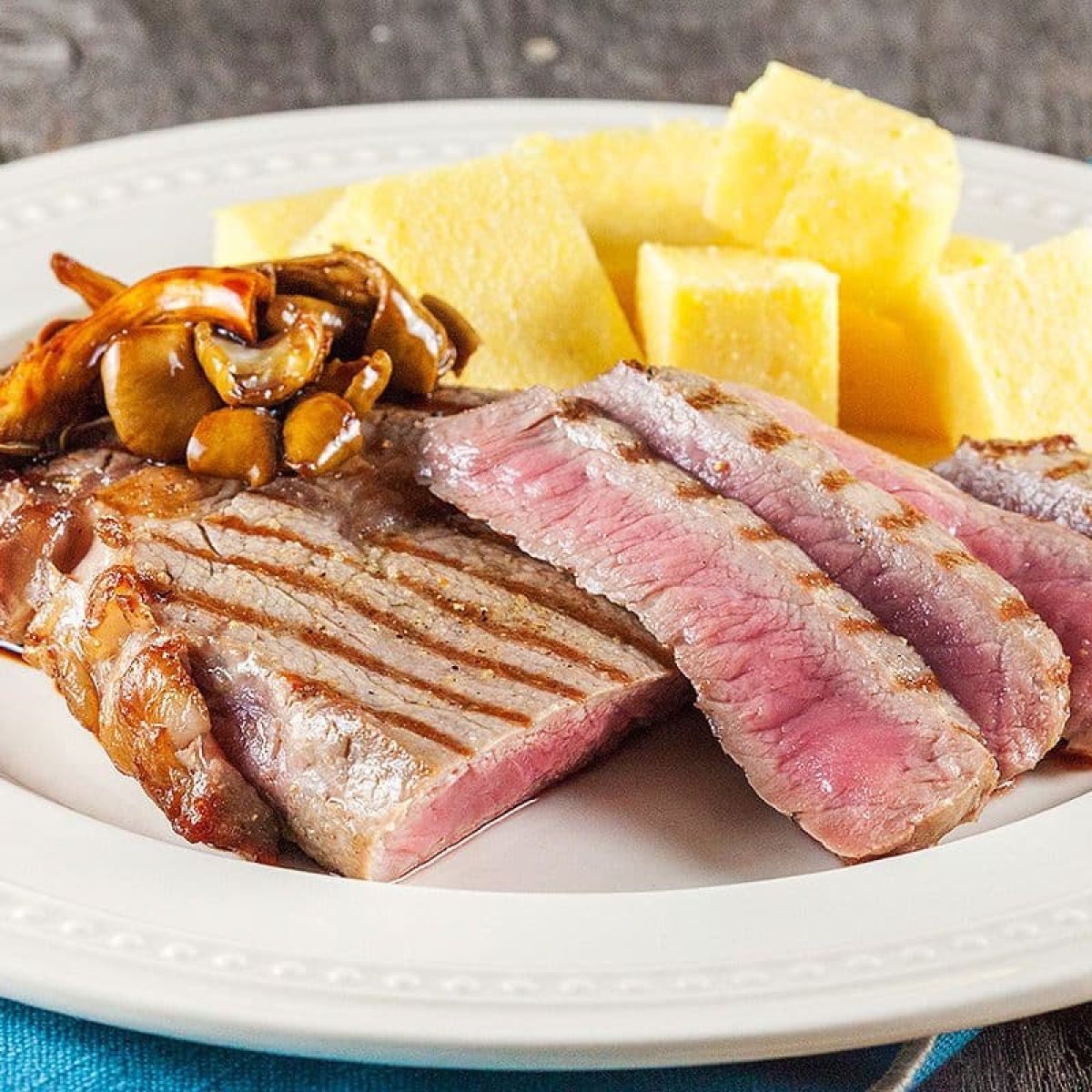 Black angus biefstuk met polenta en zoetzure oesterzwammen