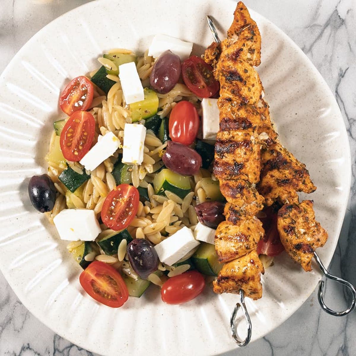Griekse kritharaki met kip, feta en olijven