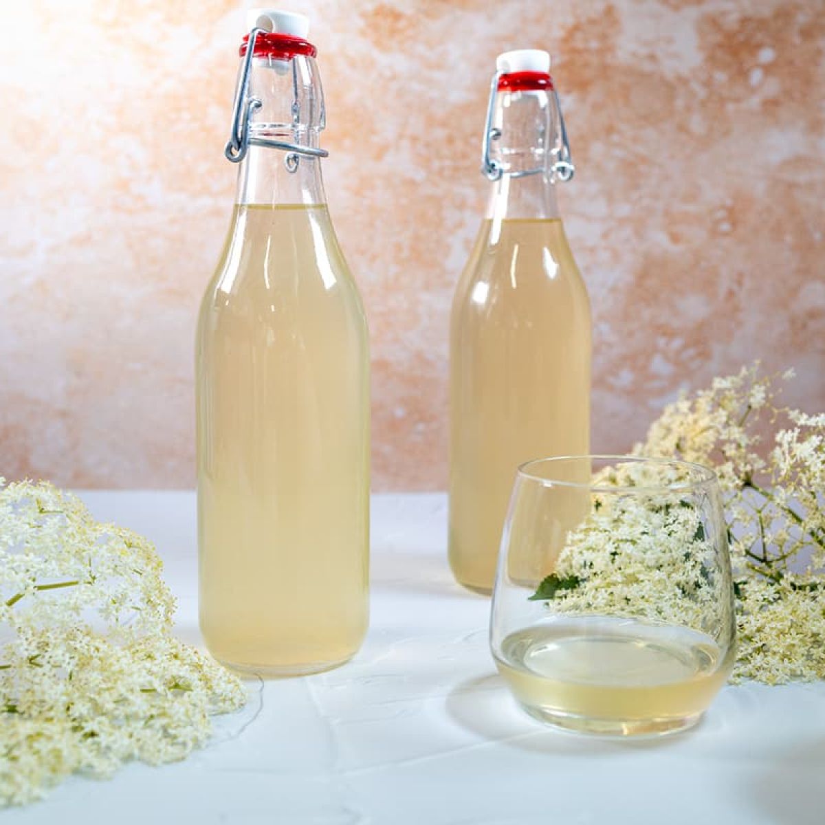 Zelf vlierbloesemsiroop maken - met maar 4 ingrediënten
