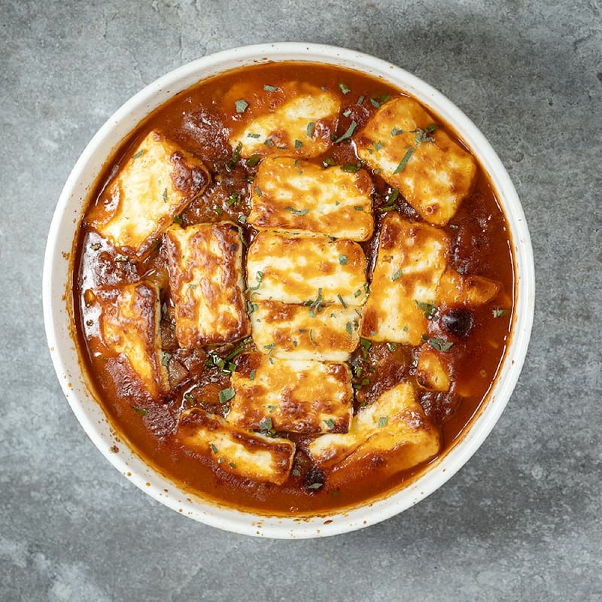 Ovenschotel met tomaat en halloumi - heerlijk kruidig