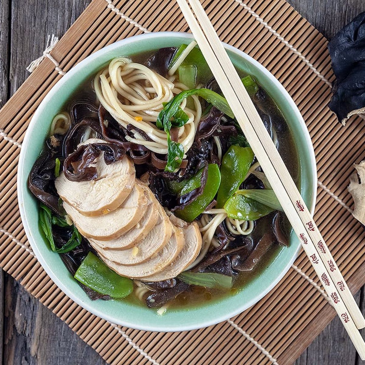 Ramen noedelsoep met zwarte paddenstoelen
