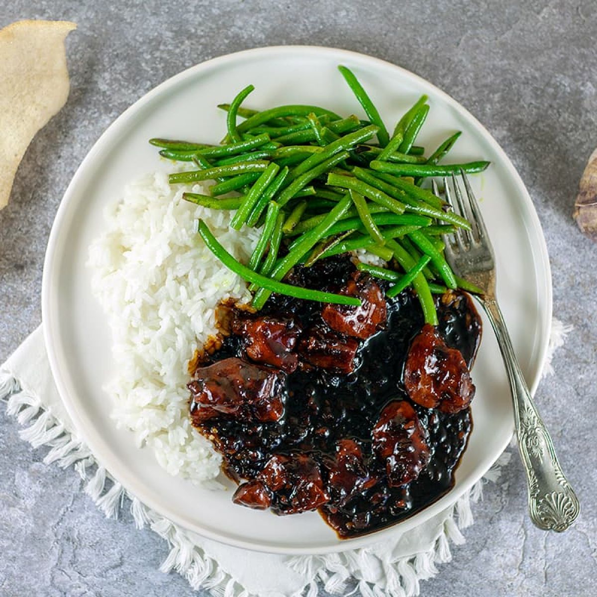 Zwarte kip - met sticky saus