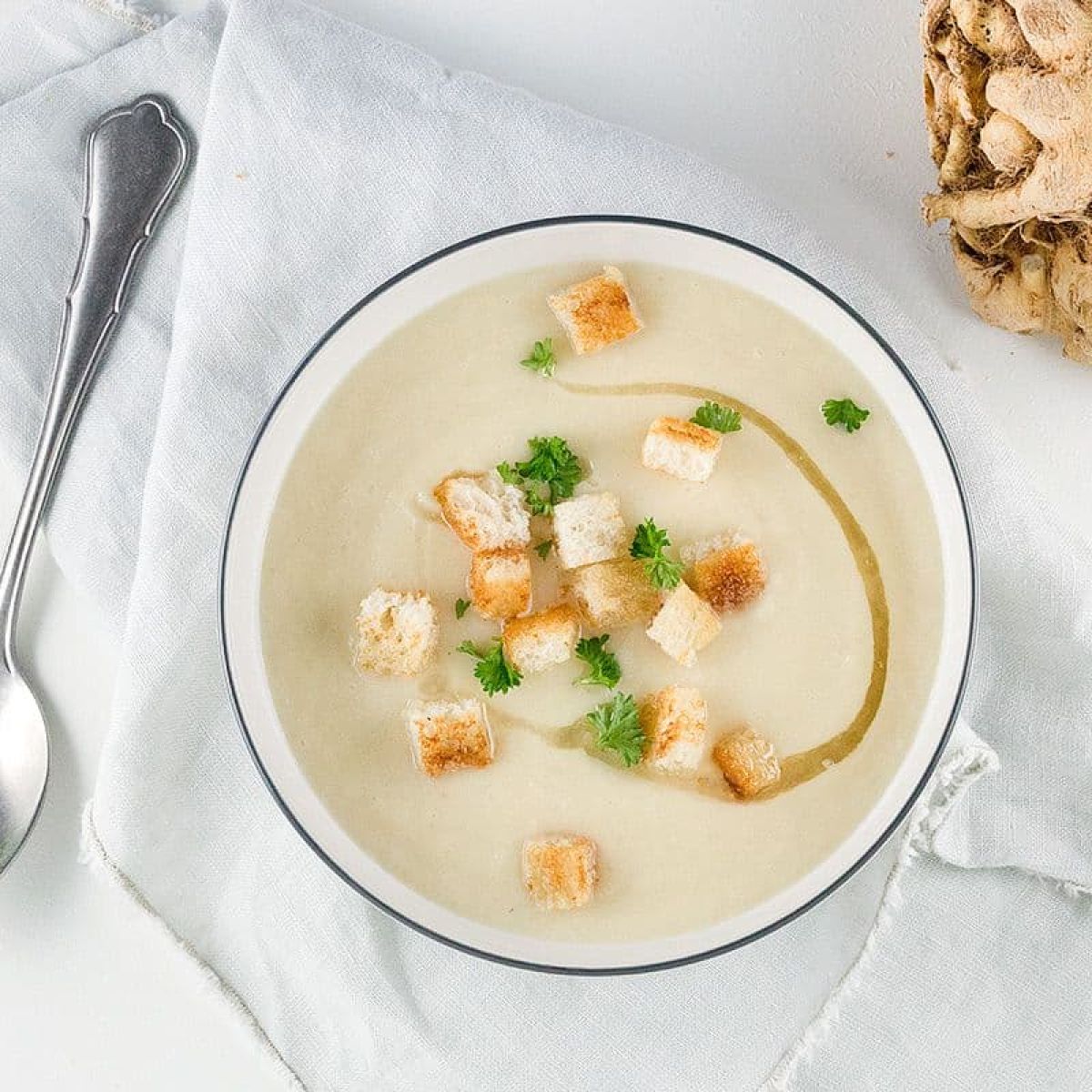 Knolselderij soep met spekvet en croutons