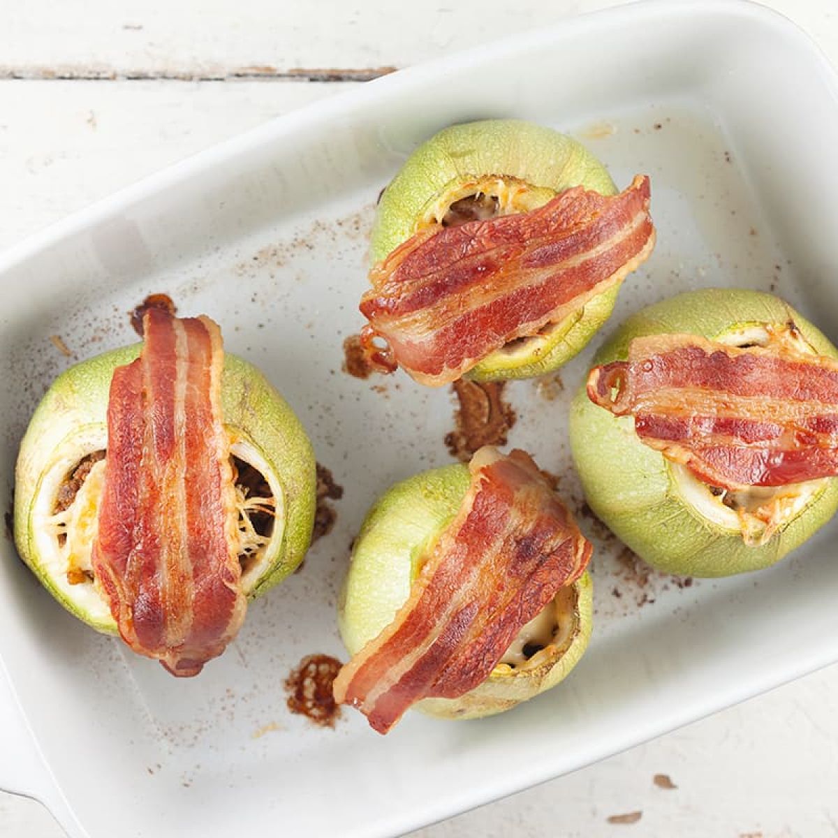 Gevulde courgette met gehakt, kaas en spek
