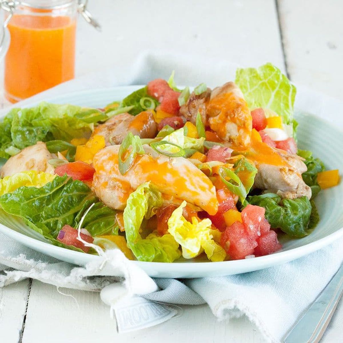Salade met gemarineerde kippendijen en watermeloen
