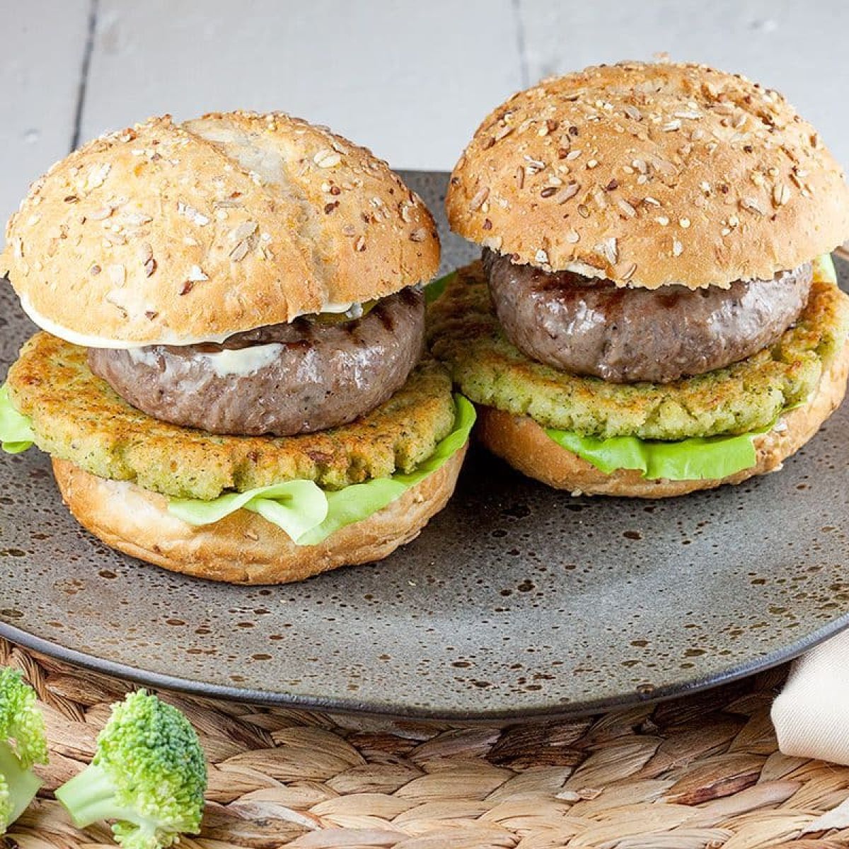 Broccoli en rundvlees hamburger