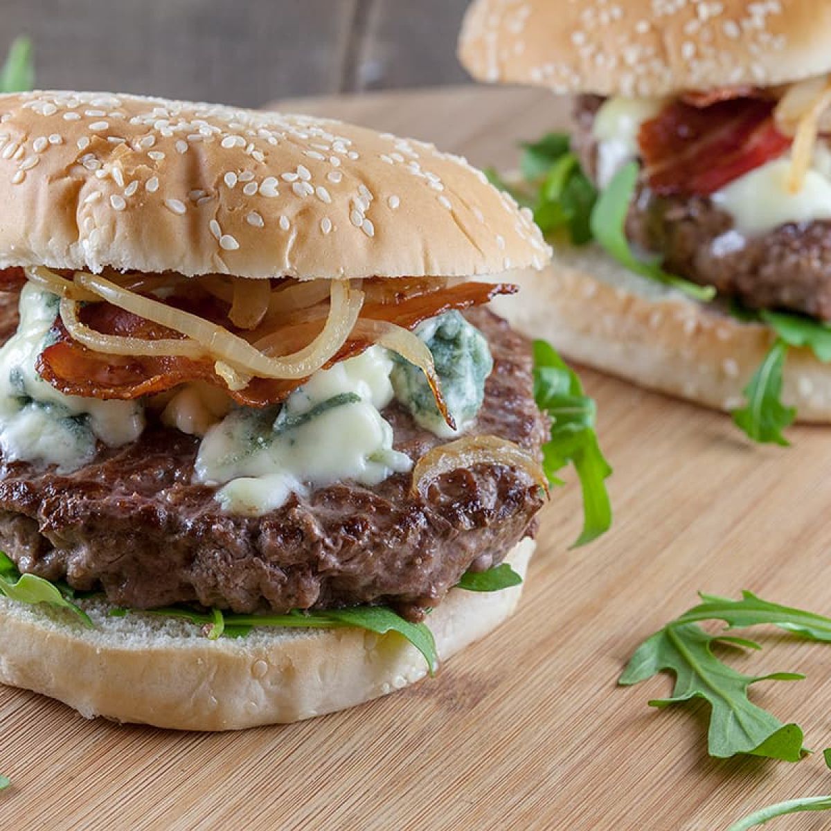 Hamburgers met blauwe kaas en spek