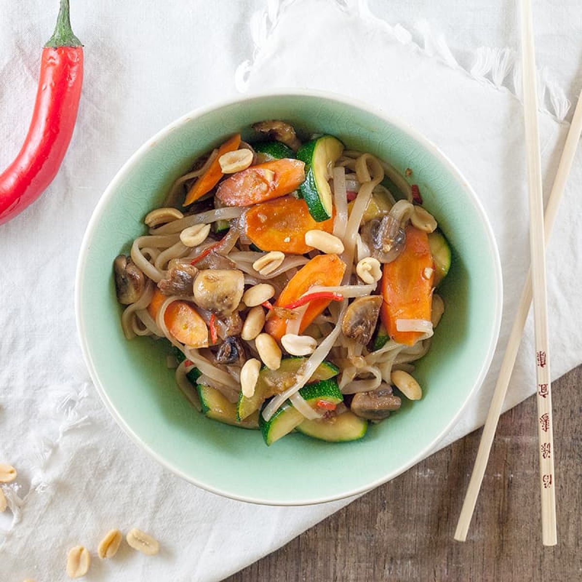 Rijstnoedels met groenten en woksaus