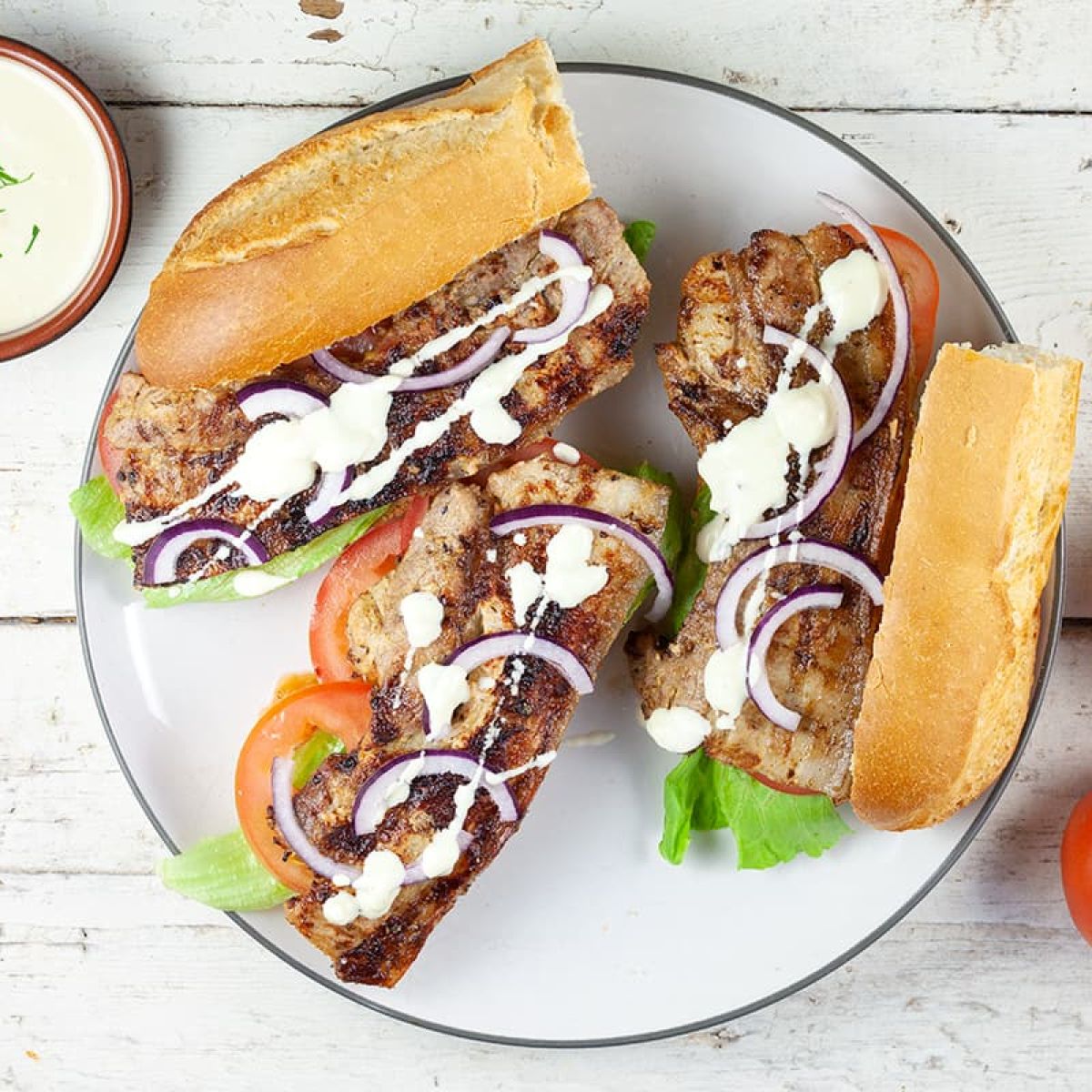 Broodje speklap van de barbecue (met knoflooksaus)
