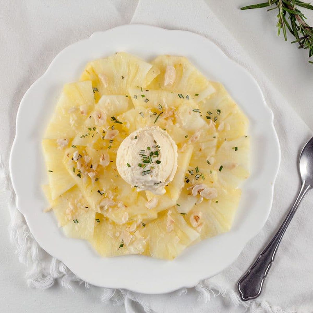 Ananascarpaccio met rozemarijnijs