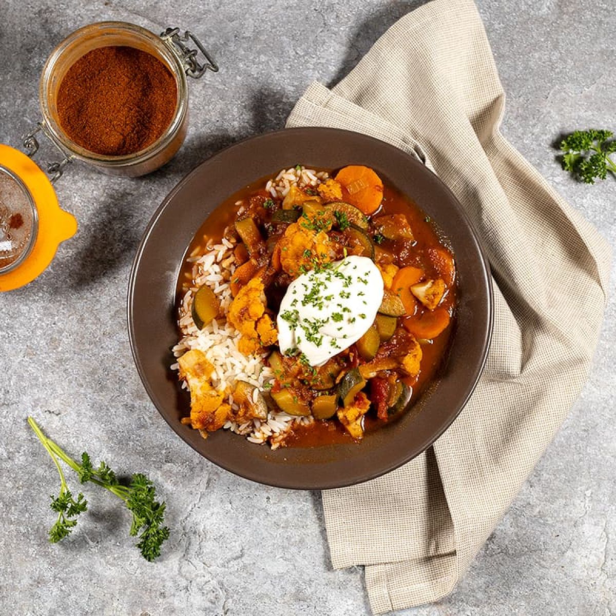 Deze vegetarische goulash zit bomvol lekkere groenten