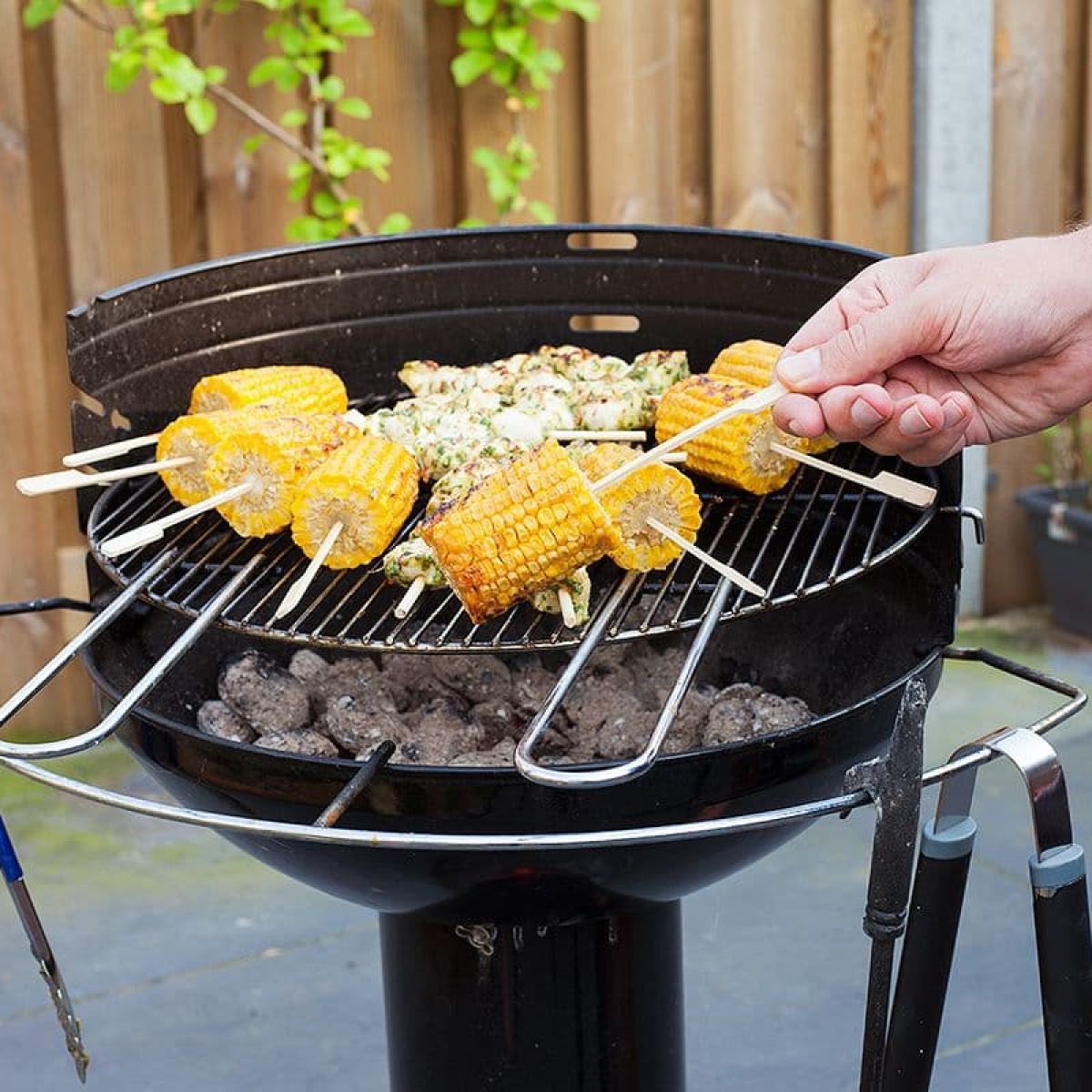 Gegrilde maïskolf van de BBQ met knoflookboter