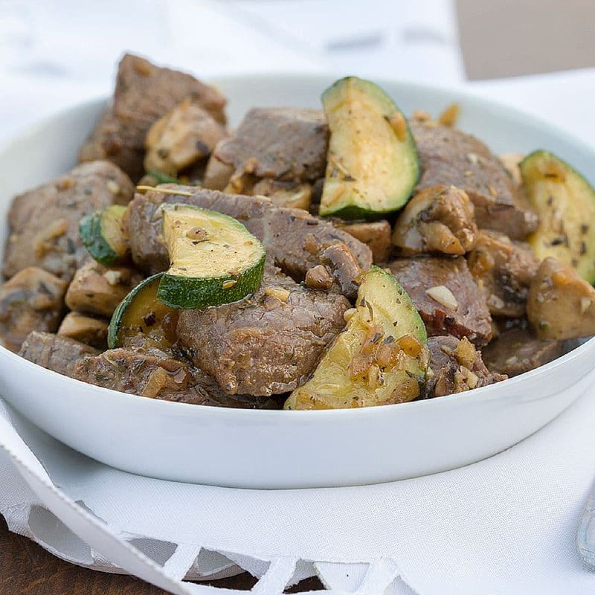 Gemarineerd rundvlees met courgette en champignons