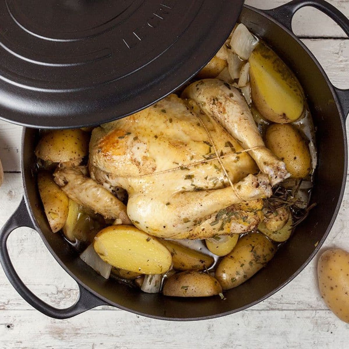 Rustieke hele kip met venkel uit de pan