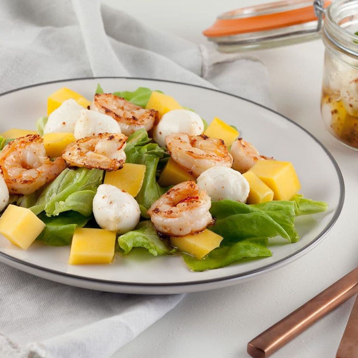 Salade met gamba's, mango en mozzarella