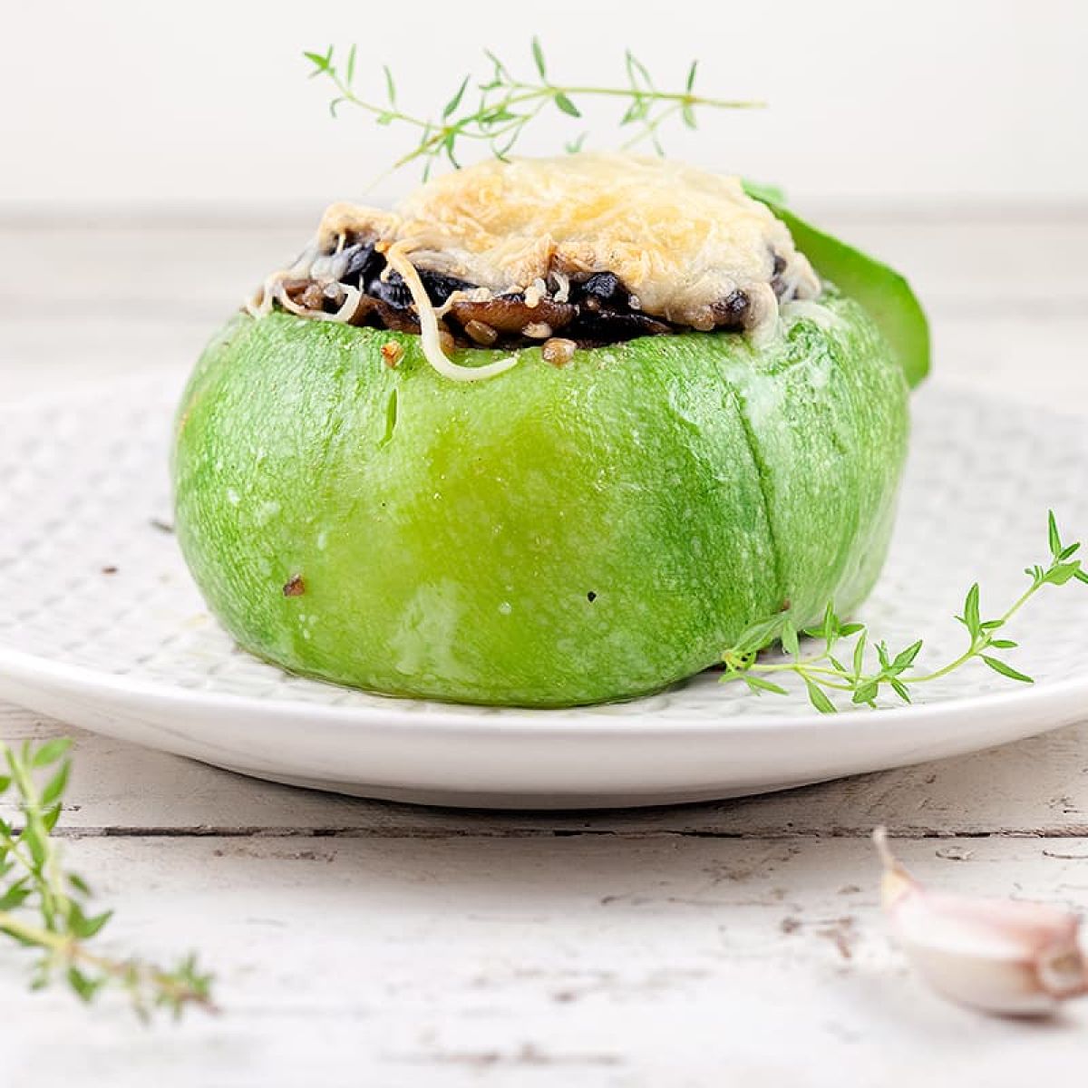Gevulde courgette met knoflook champignons