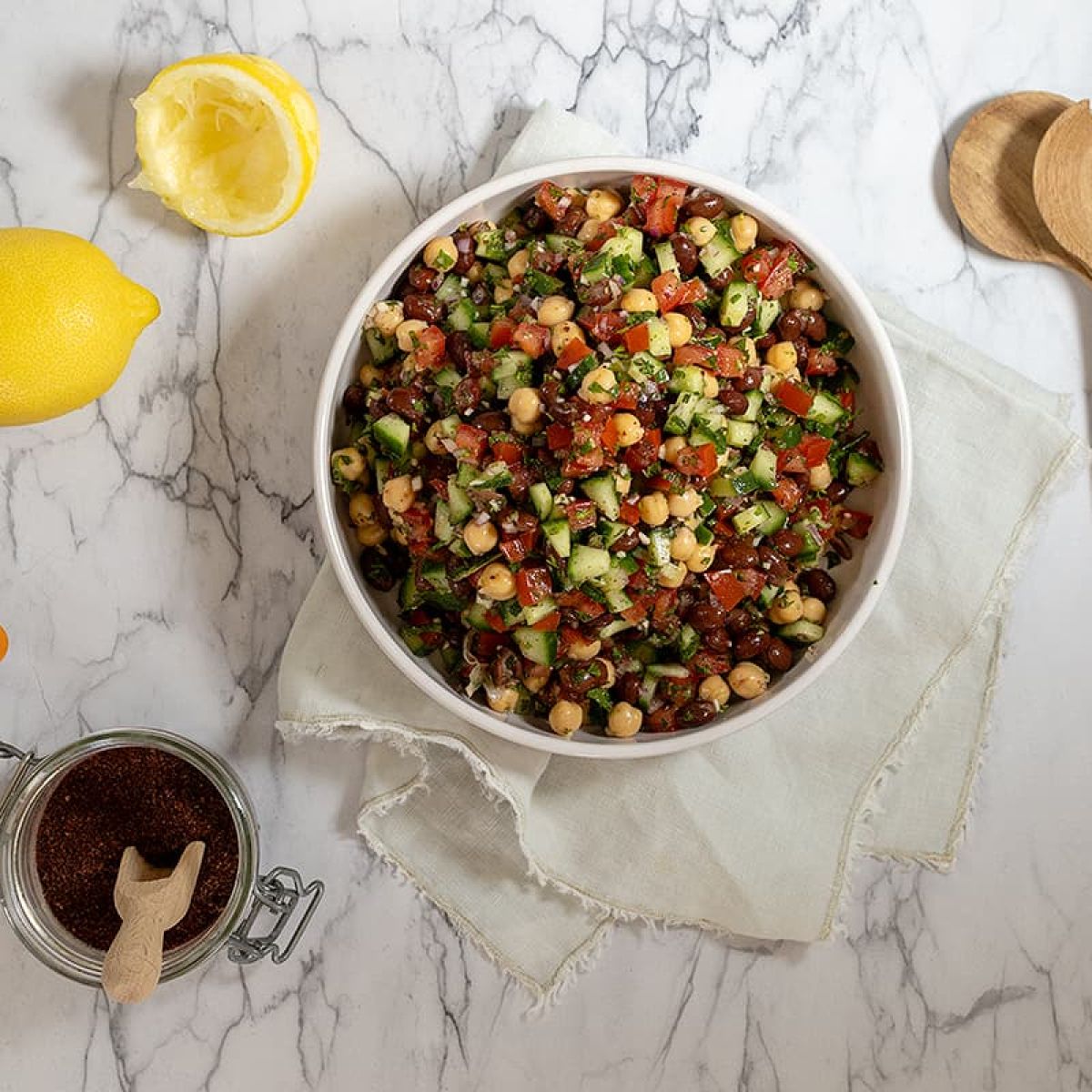 Balela salade - een frisse salade met kikkererwten en zwarte bonen