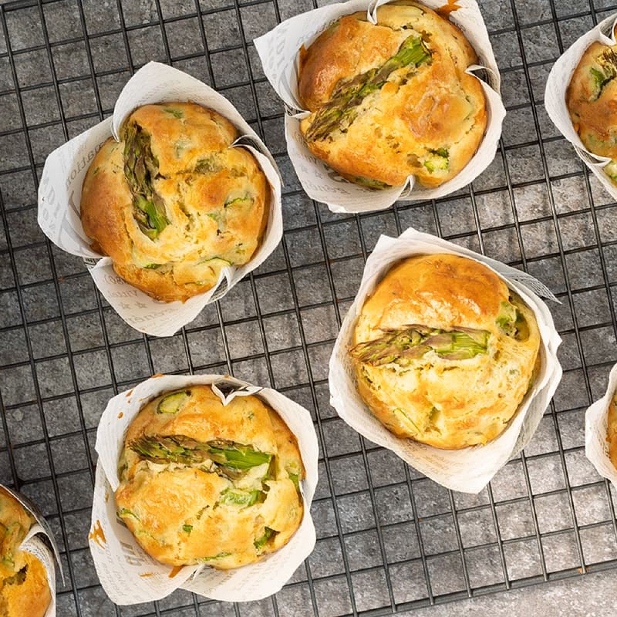 Hartige muffins met groene asperges en kaas