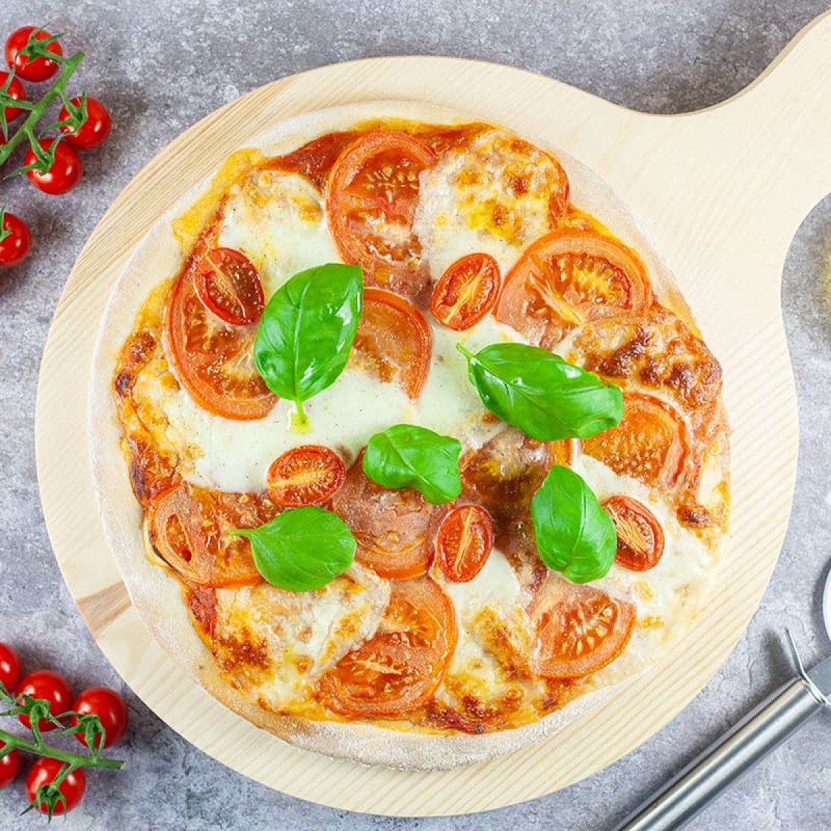 Pizza caprese met tomaten en basilicum