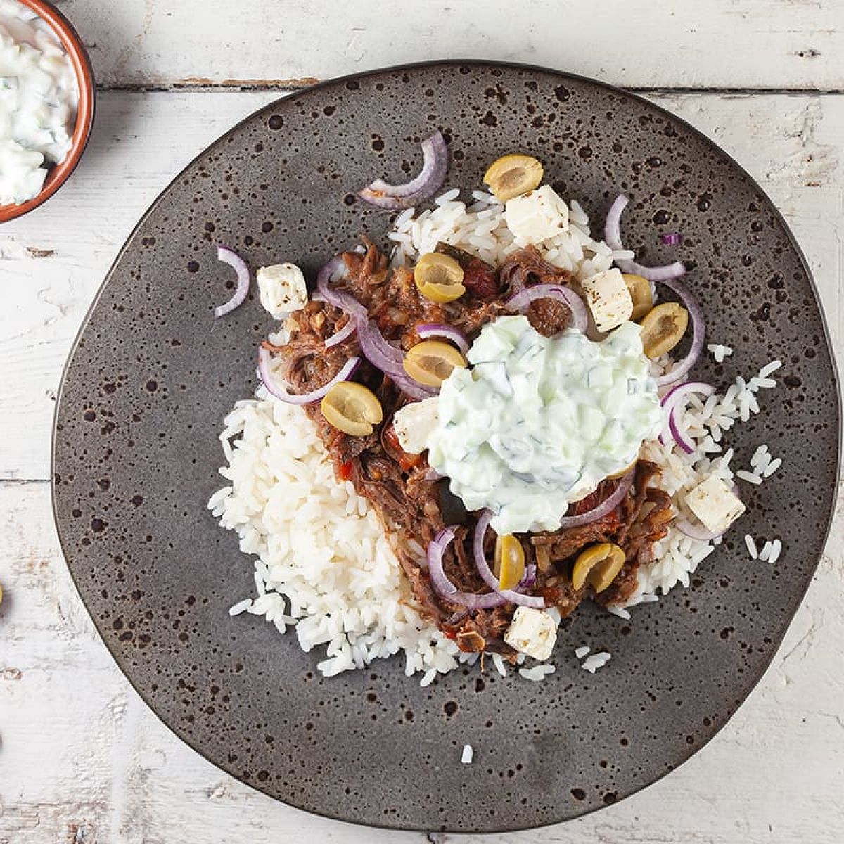 Grieks stoofvlees - lekkere schotel met feta en olijven