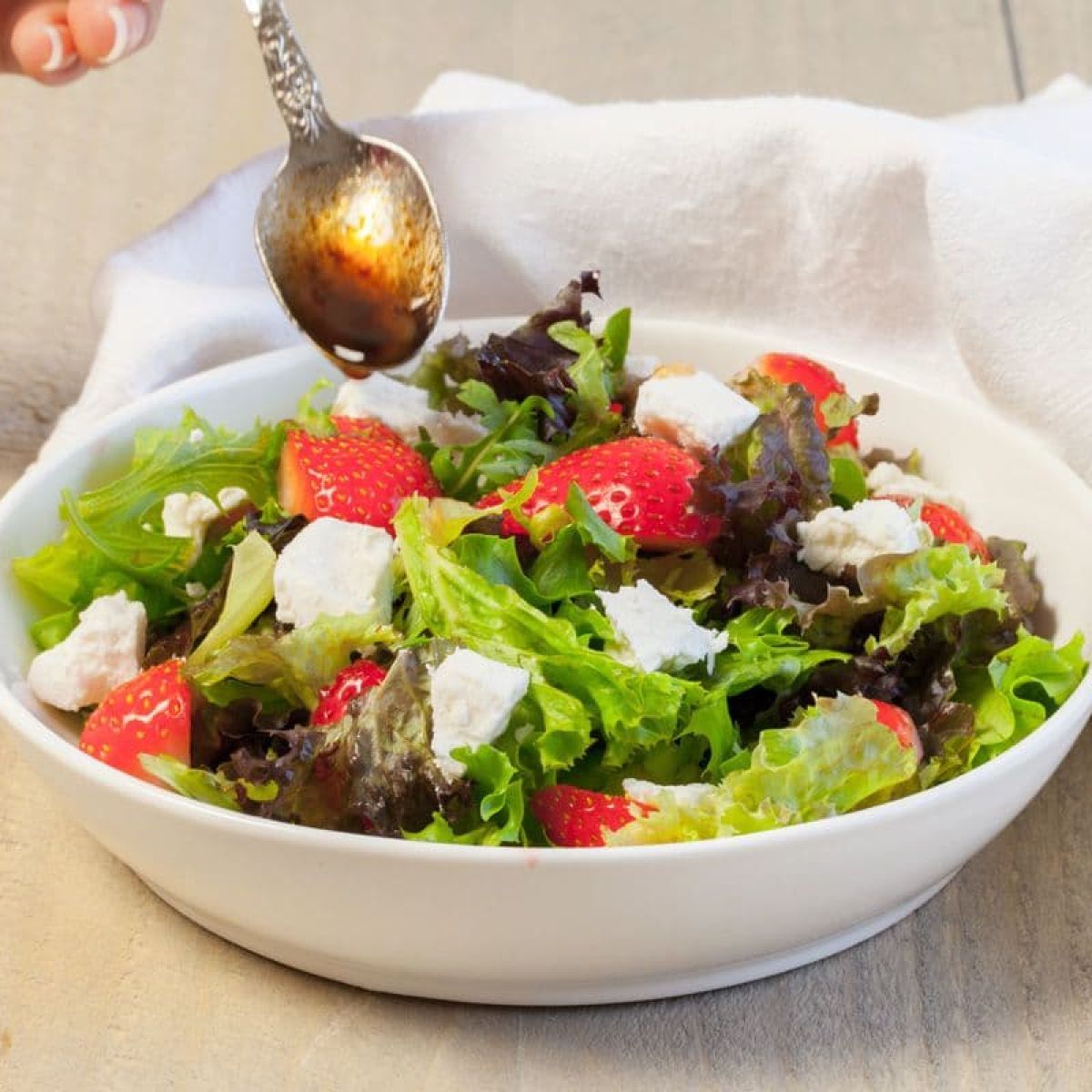 Aardbeiensalade met geitenkaas