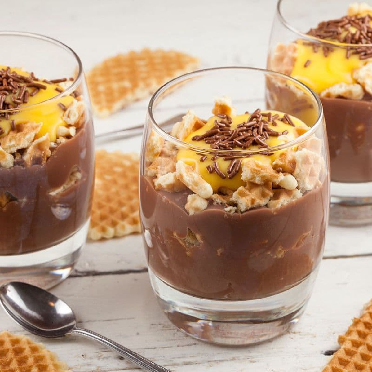 Advocaat toetje met wafels en chocoladevla