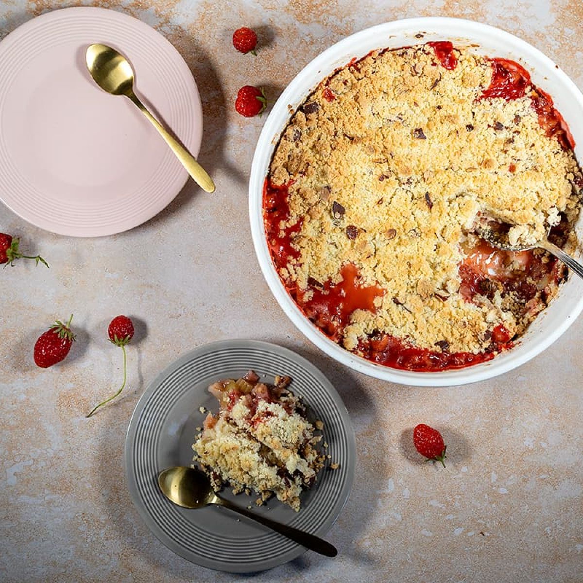 Rabarber crumble met aardbei - extra krokant met amandelen