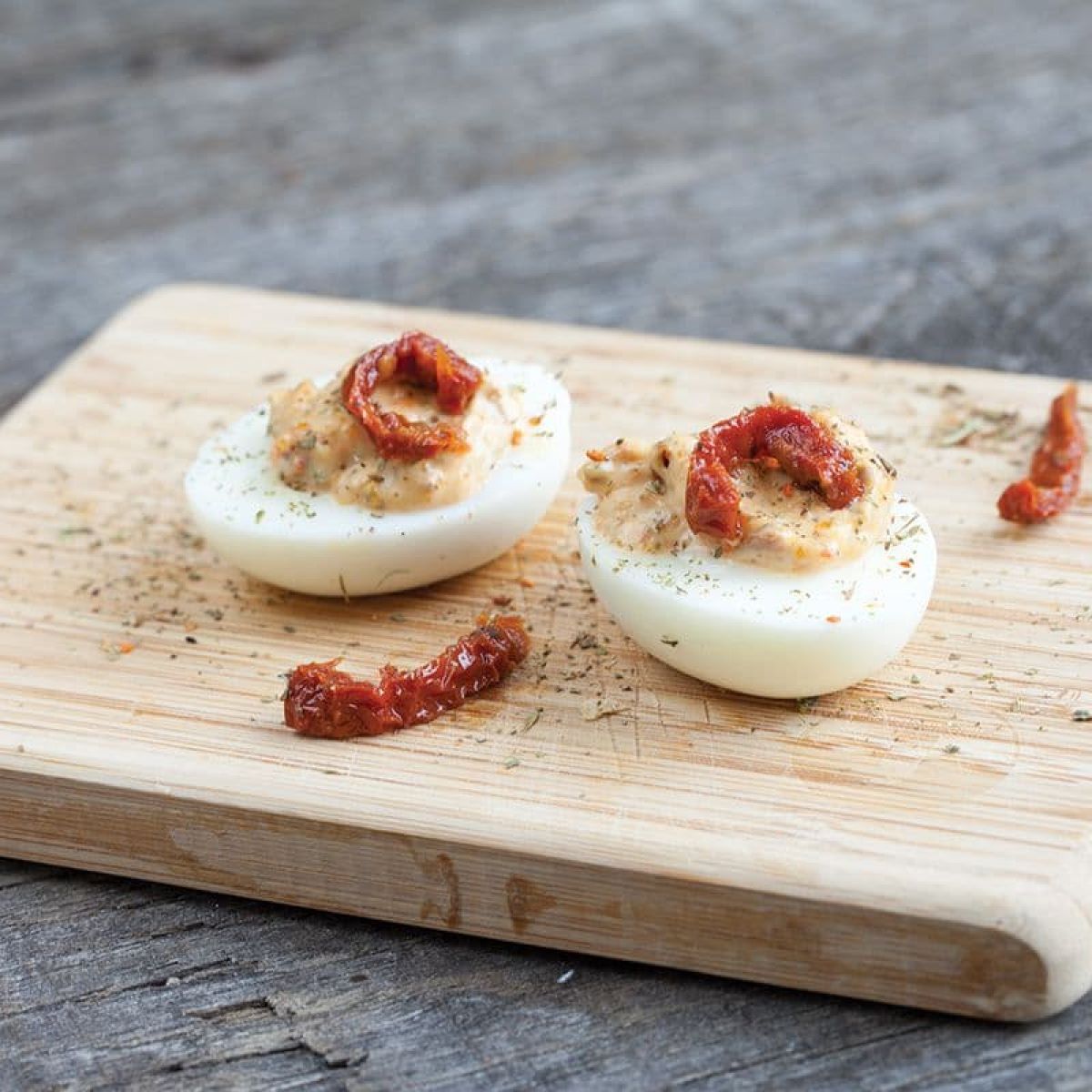Gevulde eieren met zongedroogde tomaten