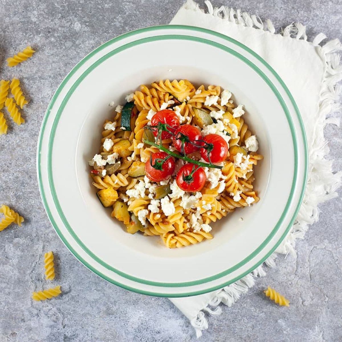 Vegetarische pasta met courgette