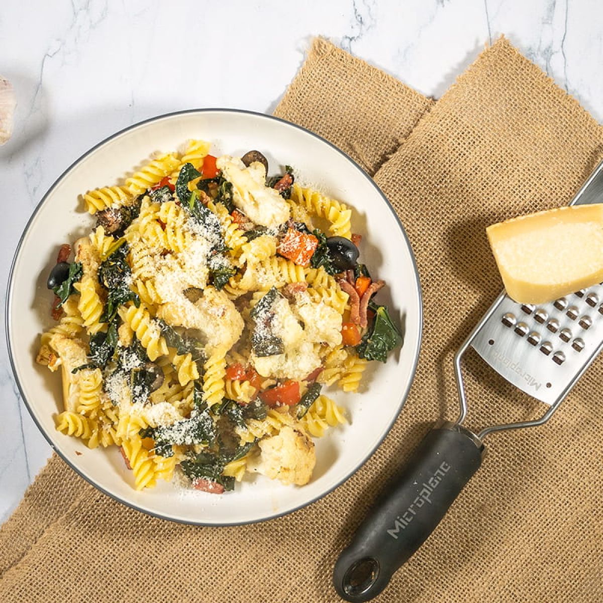 Pasta met palmkool, spekjes en olijven