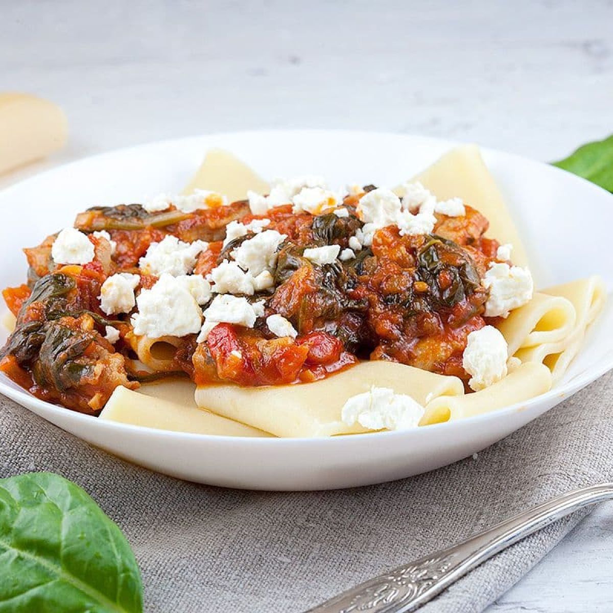 Pasta met saucijs, tomaten en spinazie