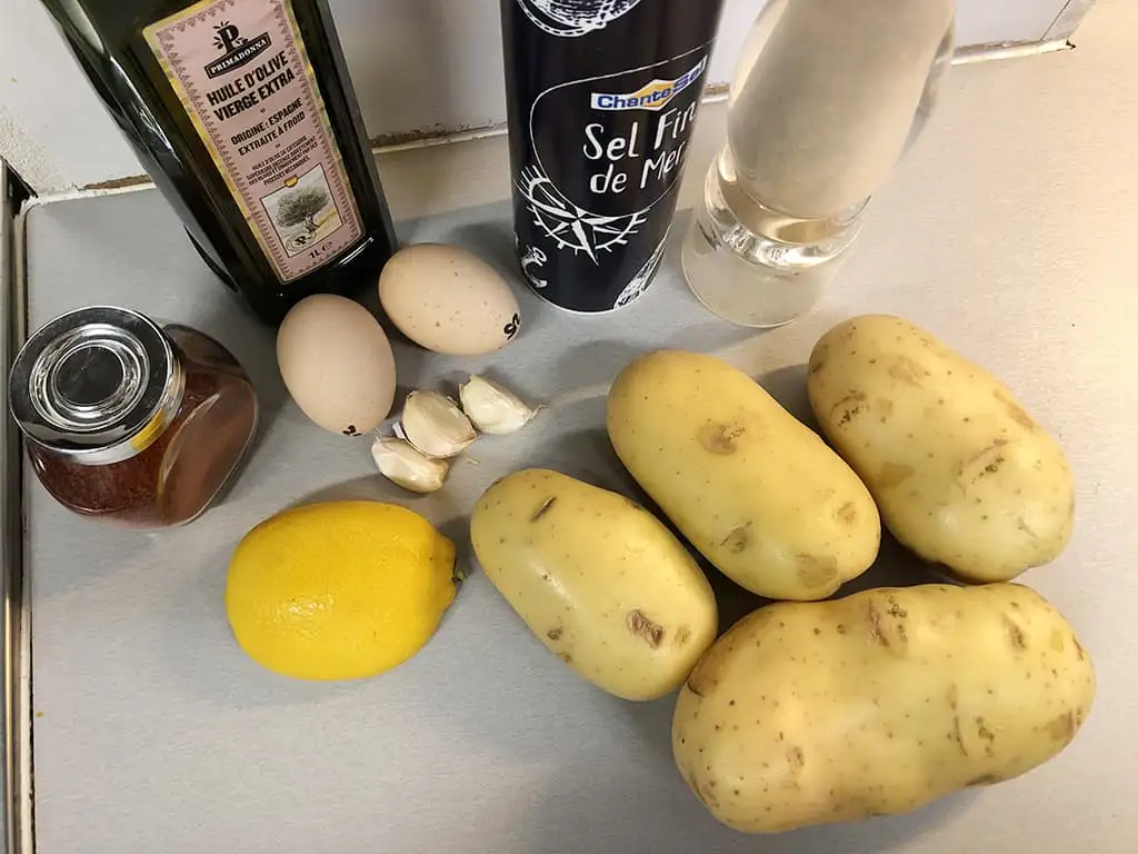 Patatas bravas met aioli ingrediënten